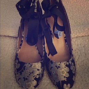 Indigo Road - Silver/Black Brocade Stunners (NWOT)